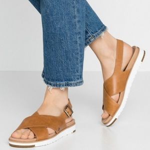 Ugg kamile leather sandals